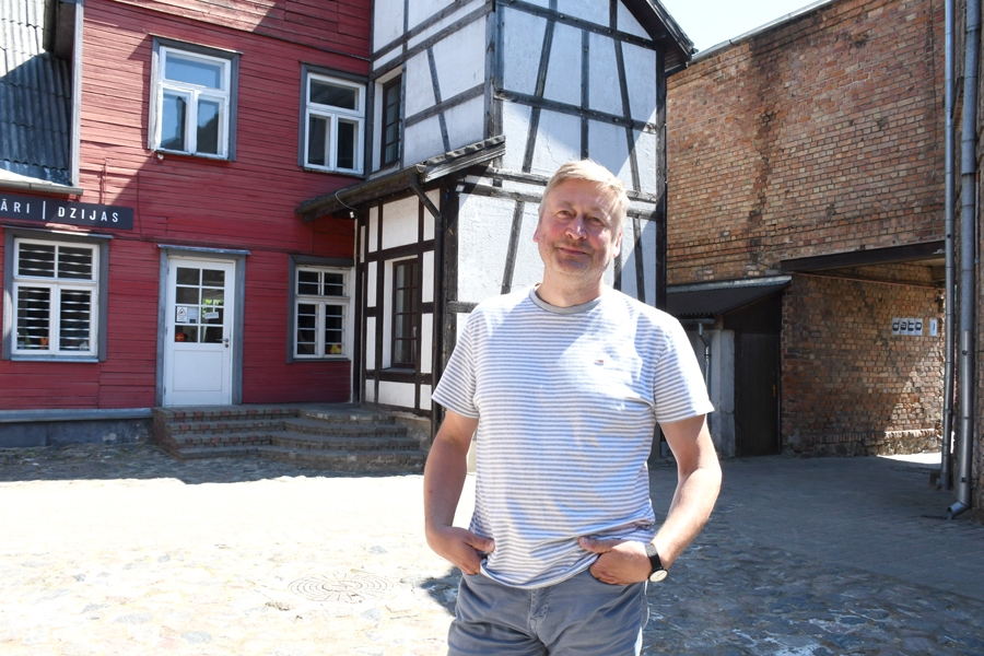 Jolants Markevičs: «Ar prātu saprotu, ka cīņa pasaulē nodrošina stiprākā izdzīvošanu, tomēr vēlos, lai cilvēkiem būtu mazāk naida, vairāk - iecietības.» Foto –
Autors: Ivars Bogdanovs