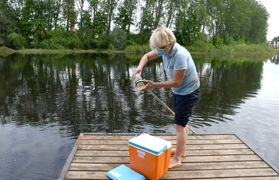 Erita Kalniņa, pārtikas drošības, dzīvnieku veselības un vides zinātniskā institūta «BIOR» vecākā eksperte, pagājušajā ceturtdienā ņēma ūdens paraugus Bauskas peldvietās.
Autors: Ivars Bogdanovs