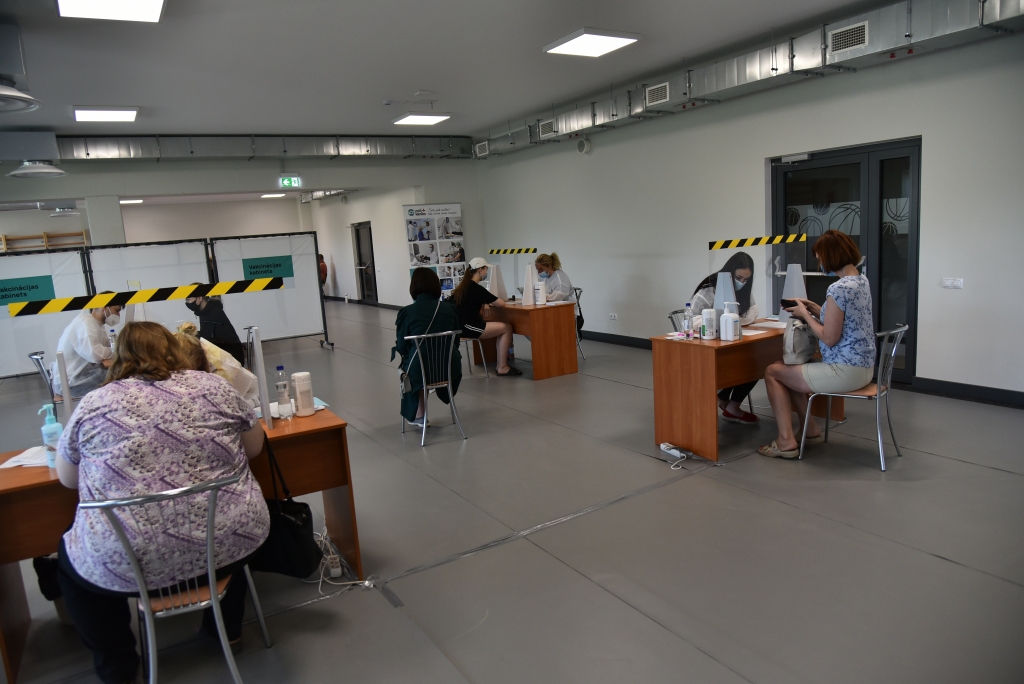 Sestdien, 12. jūnijā, vakcinācijas centrā strādāja trīs brigādes, lai pie potes varētu tikt visi atnācēji.
Autors: Uldis Varnevičs