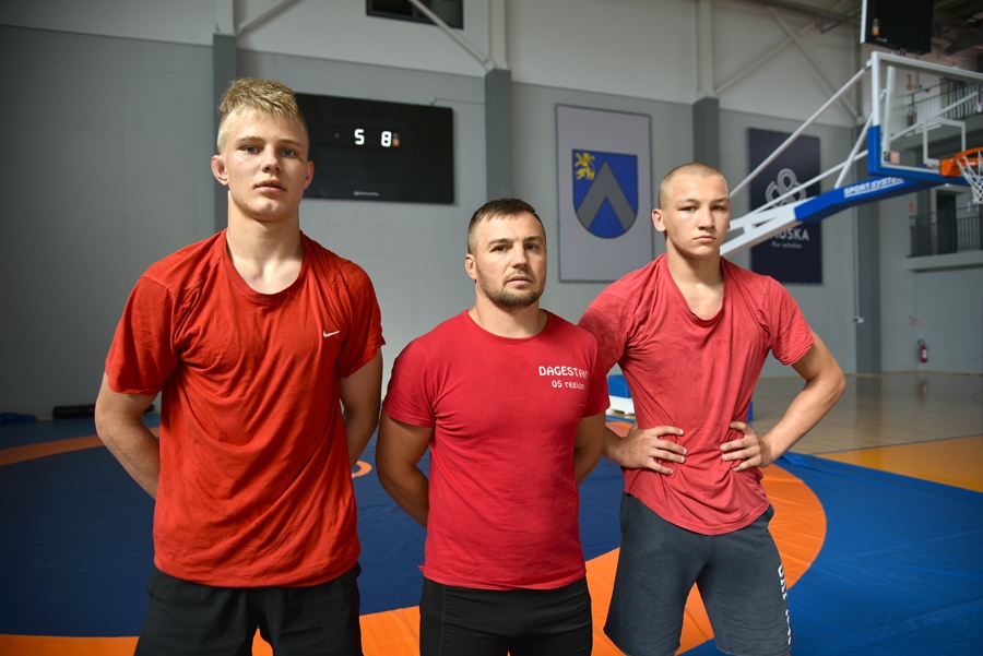 Jēkabs Ķikurs (no labās) šonedēļ piedalās brīvās cīņas Eiropas kadetu čempionātā Bulgārijā. Treneris Andrejs Vasiļjevs (vidū) aizvadītajā nedēļā rīkoja aktīvus treniņus kopā ar Ediju Rutku.
Autors: Uldis Varnevičs