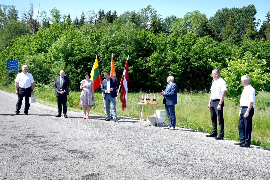 Īslīces pagasta Ādžūnos uz Latvijas-Lietuvas robežas 11. jūnijā satikās astoņu kaimiņu pašvaldību pārstāvji, lai atklātu ceļošanas akcijas piekto sezonu.
Autors: Ivars Bogdanovs