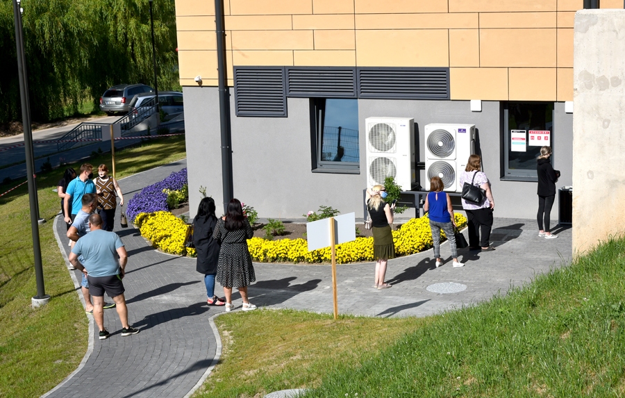 Pie vakcinācijas centra Bauskas novada BJSS sporta hallē gandrīz visu laiku bija neliela rinda.
Autors: Uldis Varnevičs
