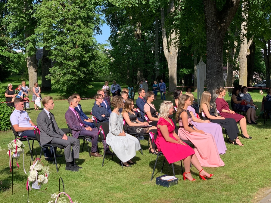 Vecumnieku vidusskolas divpadsmitklasnieki drošā vidē aizvada izlaidumu.
Autors: Kaspars Kalējs