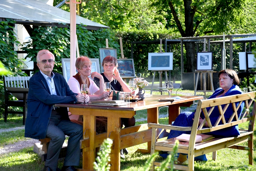 «Baltās mājas» kafejnīcas āra terasē rīkotajās sarunās par mākslu piedalās kinorežisore Laima Žurgina (no labās), māksliniece Mārīte Siliņa, māksliniece Rundāles pils muzejā Lauma Lancmane un gleznotājs Imants Lancmanis.
Autors: Ivars Bogdanovs