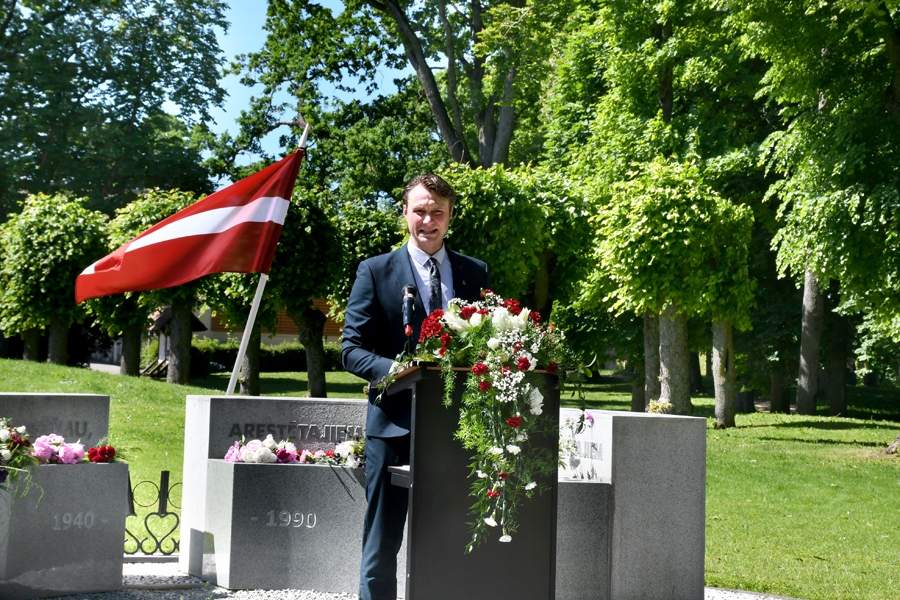 Aktieris Jēkabs Reinis nolasa no Bauskas puses deportēto vārdus – viņi bija 291.
Autors: Ivars Bogdanovs