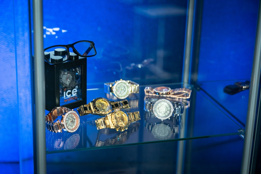 Viltojumu izplatītāji nereti atdarina vai kopē oriģinālo produktu izplatītāju interneta vai sociālo tīklu veikalu vai reklāmu izskatu, tādēļ patērētājiem jābūt īpaši uzmanīgiem, lai nekļūtu par viltotāju upuriem.