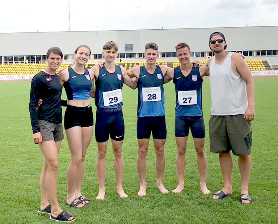 Vieglatlēti Ilona Kupčiuna (no kreisās), Anna Gabriela Hofmane, Ernests Atvars Paļulis, Arvis Sūna, Andris Skadiņš un Raivis Maķevics Lietuvas Daudzcīņas čempionātā.
Autors: no Bauskas novada BJSS albuma.