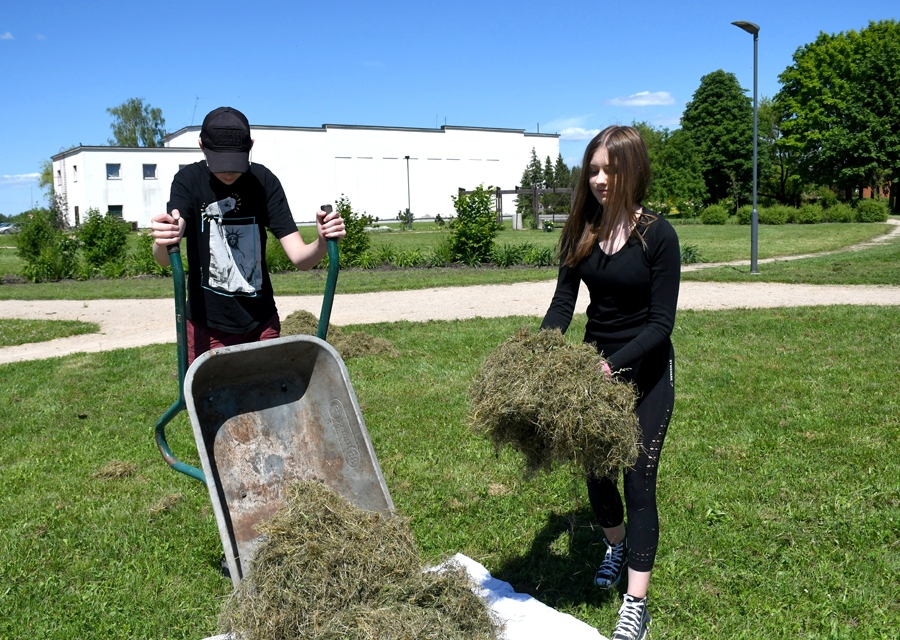 Parkā pie Īslīces kultūras nama jaunieši vāc nopļauto zāli.
Autors: Ivars Bogdanovs