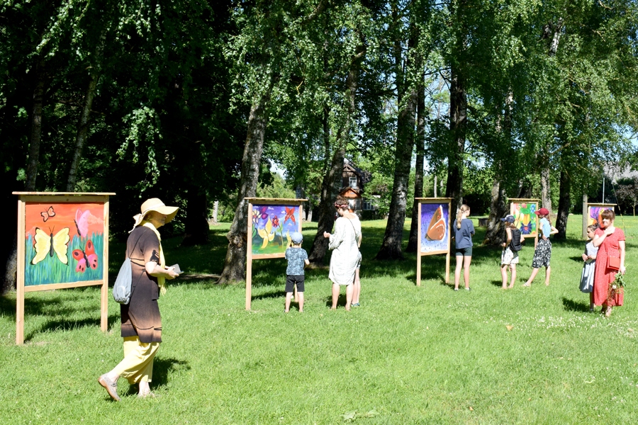 Vecumnieku centra parkā iekārtoto lielformāta gleznu izstādi pirmie novērtēja jauno mākslinieku vecāki.
Autors: Žanna Zālīte
