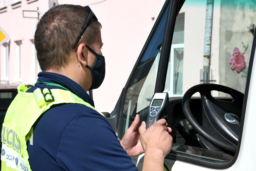 Policists Atis Buka pārbauda, vai šoferis nav alkohola reibumā. Ierīce apliecina, ka viss kārtībā.
Autors: Ivars Bogdanovs