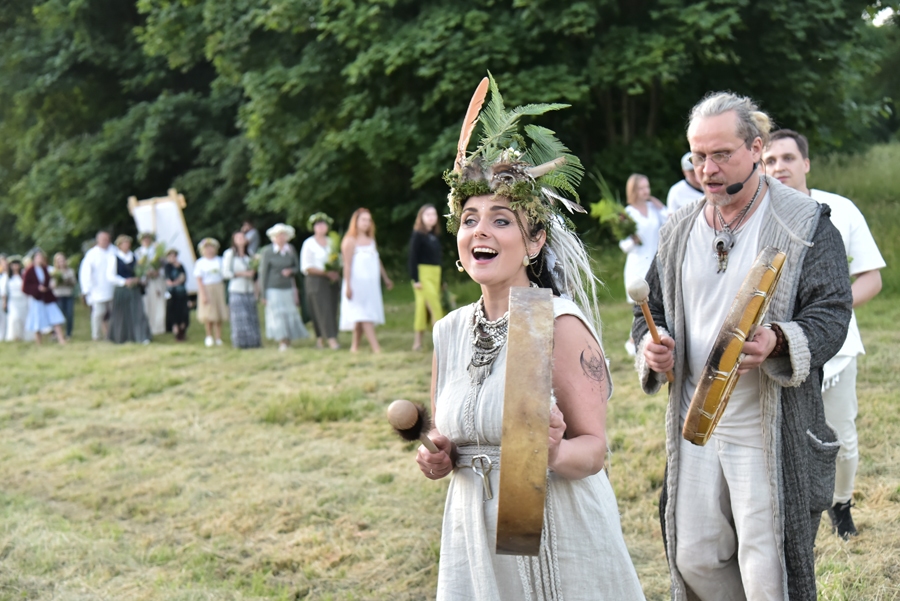 Maija Sējāne-Īle ved visus uz uguns rituālu.