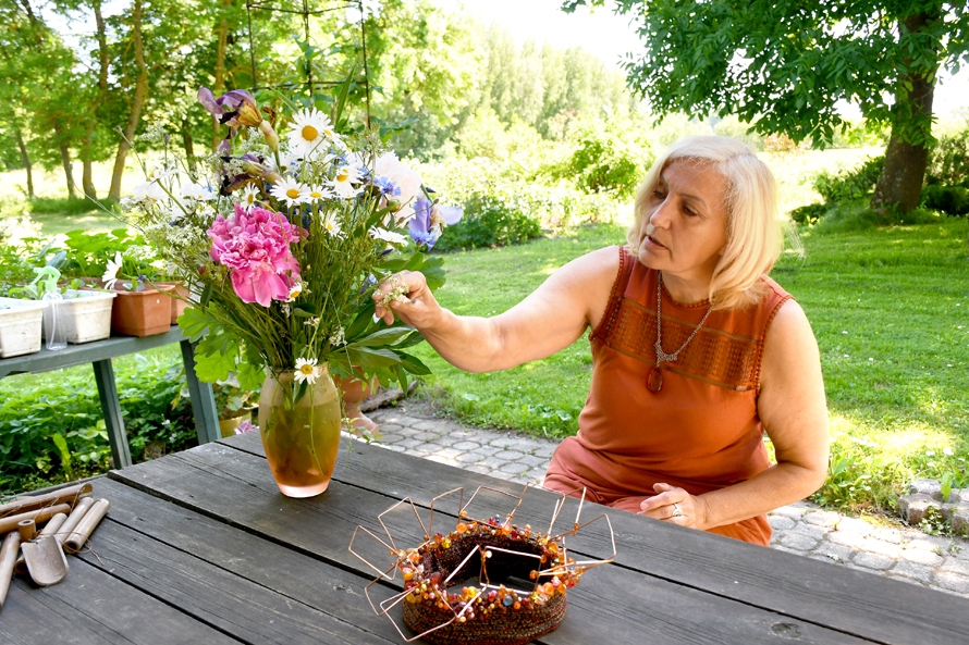 Līga Valnere svētkus sagaida ar savas pļavas ziediem un kroni.
Autors: IVARS BOGDANOVS