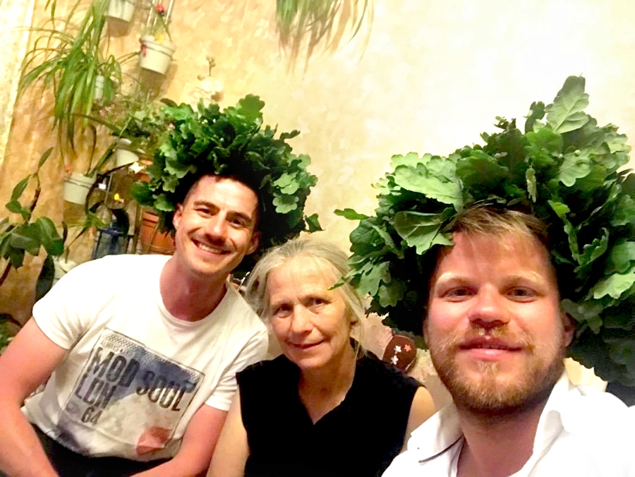 Līgosvētku laikā 2019. gadā Latvijā ciemojās labs Jāņa draugs no Bosnijas un Hercegovinas. Jāņa mamma Līga arī viņam uzpina vainagu.
Autors: no J. Bukša personiskā arhīva.