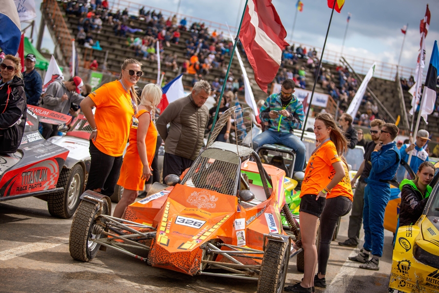 Atbalsta komanda Mūsas trasē sapulcējusies ap Kristiāna Grenča bagiju.
Autors: Kalvis Zaļaiskalns