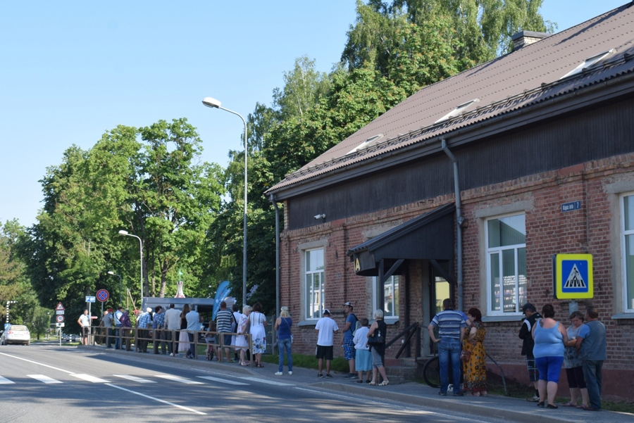Vecumniekos izbraukuma vakcinācija guva negaidītu atsaucību, 20. jūnijā jau pēc pulksten 8 centrā veidojās gara rinda.
Autors: Žanna Zālīte