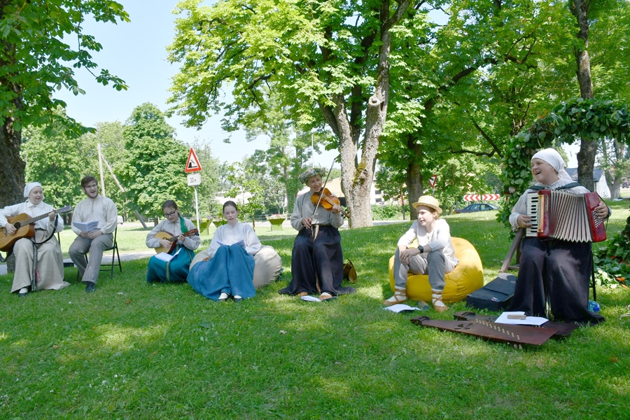 Muzicē folkloras kopa «Tarkšķi», no labās – Kristīne Karele.
Autors: Ivars Bogdanovs