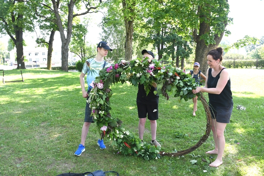 Pirmdienas rītā pulksten 10 sākās lielā svētku vainaga veidošana, ko organizēja Iecavas jauniešu centrs
Autors: Ivars Bogdanovs