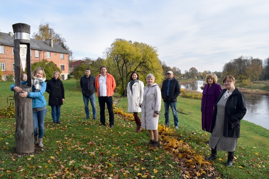 Skaistkalnes-Kurmenes viedā ciema iniciatīvas grupas dalībnieki Skaistkalnē 2020.gada 28.oktobrī.
Autors: Žanna Zālīte, no „Bauskas Dzīves” arhīva.