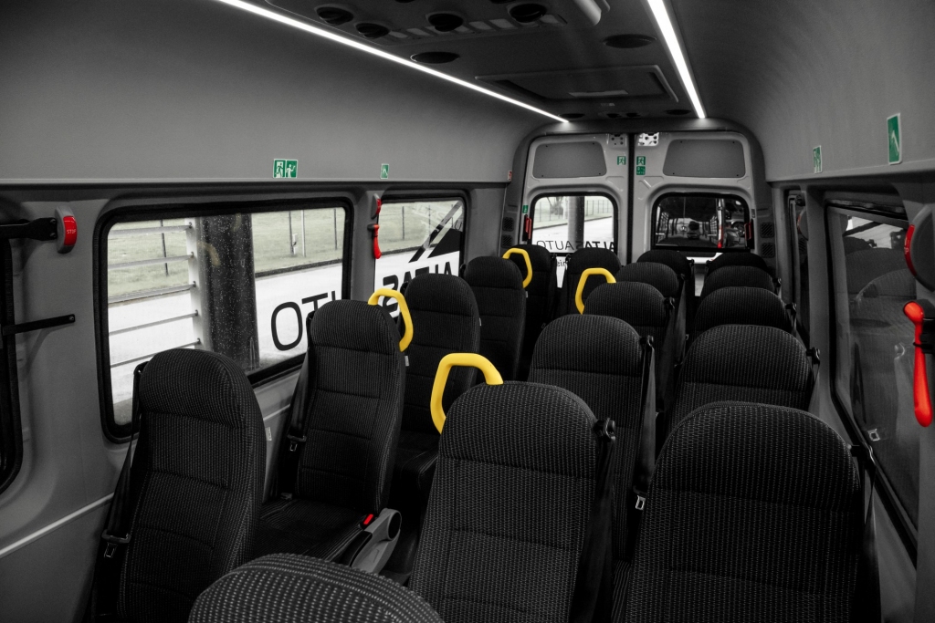 «Novus Ecoline» tehniskie parametri: 19 pasažieru sēdvietas, iespēja paredzēt vietu personai ar kustības ierobežojumiem, elektro motors ar jaudu 150 kW, trīs akumulatoru bloki ar kopējo jaudu 115 kWh, iespēja ar vienu uzlādi nobraukt līdz 200 kilometriem, maksimālais ātrums 90 km/h. Elektriskie autobusi ir aprīkoti ar ātras uzlādes aprīkojumu, kas nodrošina vairāk nekā 70 kW lielu uzlādes jaudu un ļauj akumulatorus uzlādēt līdz EV industrijas ieteiktajam 80 % uzlādes limitam nepilnās 2 stundās.
Autors: Publicitātes foto.