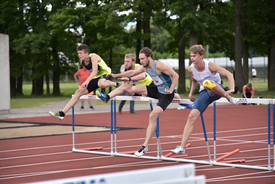 Emīls Rūgums (otrais no labās) izcīnīja sudrabu 110 metru barjerskrējienā.
Autors: Uldis Varnevičs