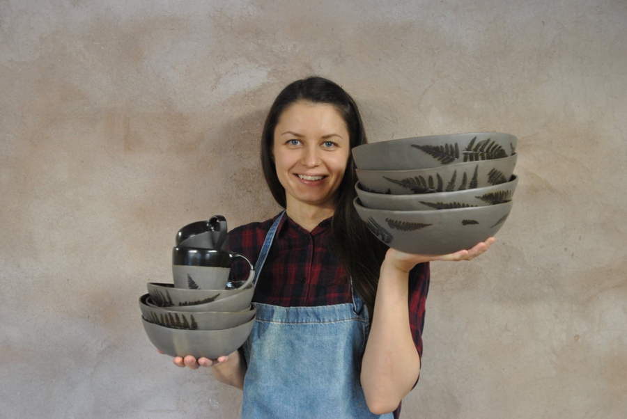 Santa Rocēna piedalās pasākumā «Nākamā pietura Zemgale», uzņemot interesentus savā «Sidrabceramics» keramikas 
darbnīcā.
Autors: no personiskā  albuma.