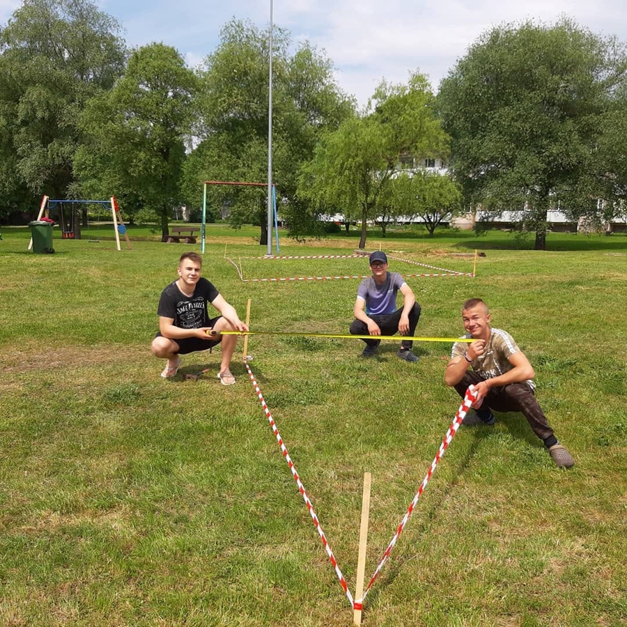 Bārbelē pie jauniešu mājas Adrians Gabriels Alenčiks, Dagnis Igors Timofejevs un Rodrigo Tomass Lapsiņš dabā iezīmējuši vingrošanas elementu atrašanās vietu.
Autors: no personiskā arhīva.