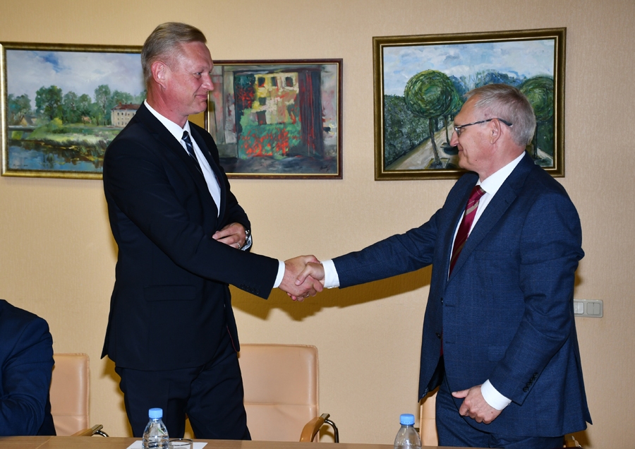 Par Bauskas novada domes priekšsēdētāju ievēlēja Aivaru Okmani (no labās), par priekšsēdētāja vietnieku – Aivaru Mačeku.
Autors: Ivars Bogdanovs