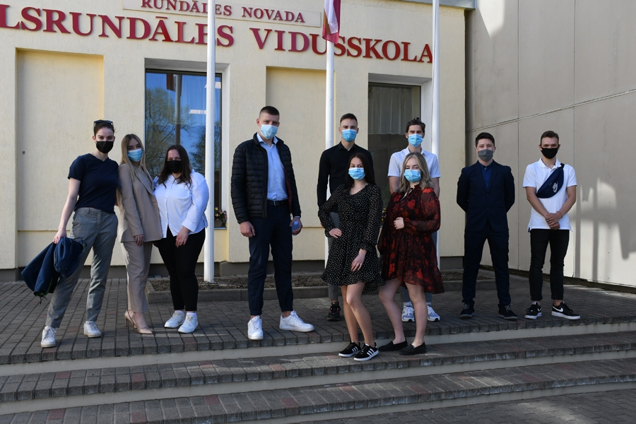 Pilsrundāles vidusskolā visi 12. klases audzēkņi, kas kārtoja eksāmenus, ieguva sertifikātus.
Autors: no «Bauskas Dzīves» arhīva.