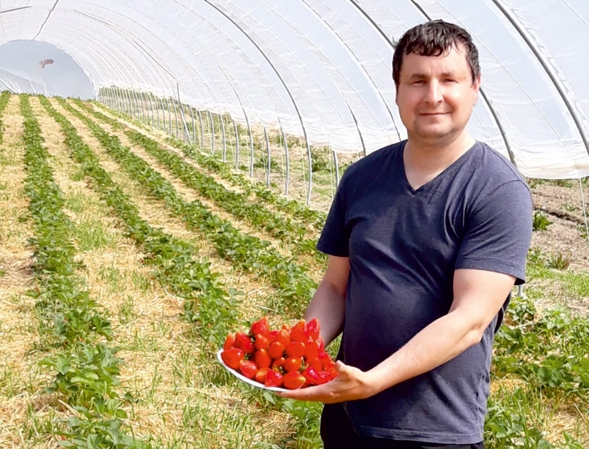 Ēriks Harlamovs ar paša audzētajām zemenēm.
Autors: no personiskā arhīva.