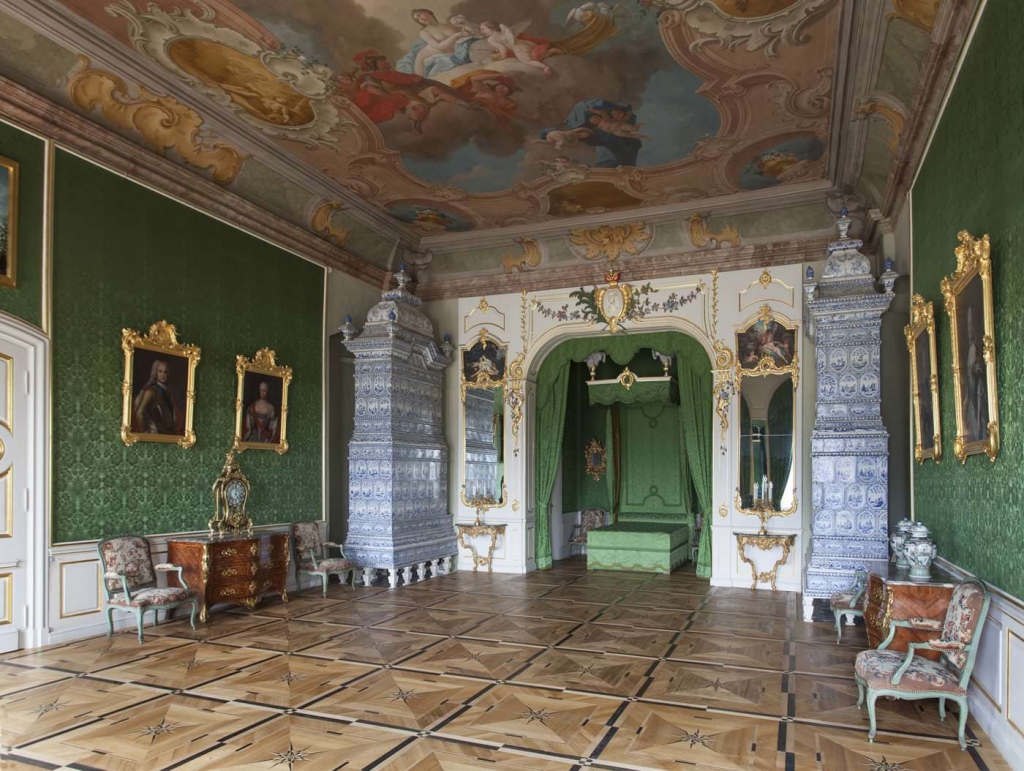 Hercoga parādes guļamistaba. Tikai 2005. gadā ar Kurzemes prinča Ernsta Johana Bīrona atbalstu bija iespējams restaurēt parketu, ko 1739. gadā pēc F. Rastrelli meta darinājis Johans Baptists Egers. Tas ir sarežģītākais parkets Rundāles pilī, turklāt nozīmīgākais baroka parkets visā Latvijā. Bez gida šis fakts paslīdētu garām.
Autors: no rundale.net