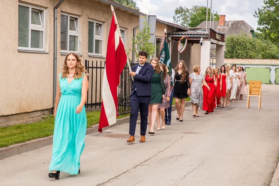 Svinīgajā izlaiduma ceremonijā tiek ienests Latvijas Republikas un Bauskas Valsts ģimnāzijas karogs. Foto –
Autors: ĢIRTS DONERBLICS