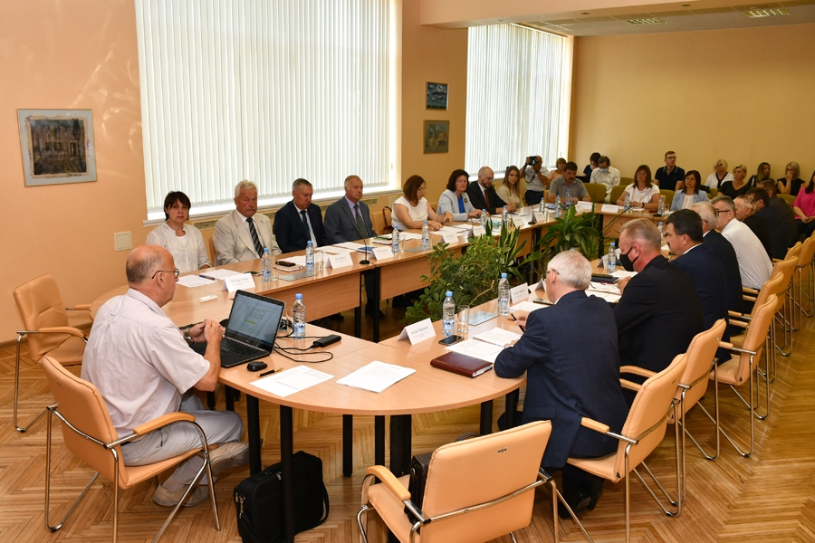 Jaunā pašvaldības nolikuma 85. punktā noteikts, ka domes sēdē drīkst runāt tikai tad, kad vārdu devis domes priekšsēdētājs.
Autors: Ivars Bogdanovs