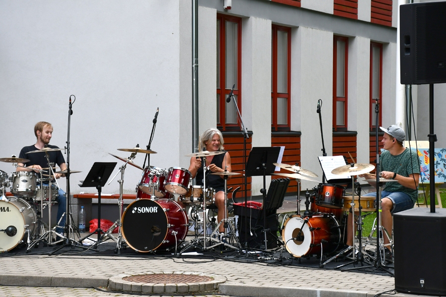 Pie Iecavas Mūzikas un mākslas skolas visas dienas garumā spēlēja bungas. Ar mūziķiem kopā grupas «Credo» bundzinieks Gundars Lintiņš (vidū).
Autors: Ivars Bogdanovs