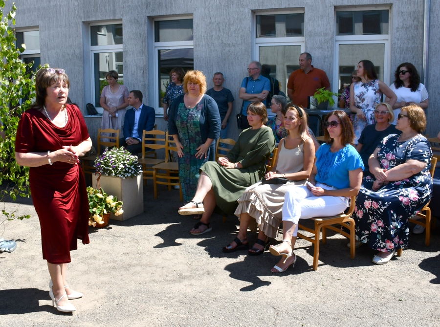 Iecavas vidusskolas kolektīvs 30. jūnijā bija sarīkojis Agrai Zaķei (no labās) pārsteigumu brīdi.
Autors: Ivars Bogdanovs