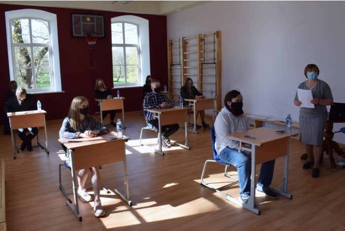 Lai iegūtu apliecinājumu par vispārējās vidējās izglītības iegūšanu, obligātos eksāmenus Latvijā kopumā kārtoja ap 15 000 skolēnu. Viņu skaitā arī attēlā redzamie 7 Skaistkalnes vidusskolas absolventi.
Autors: no 