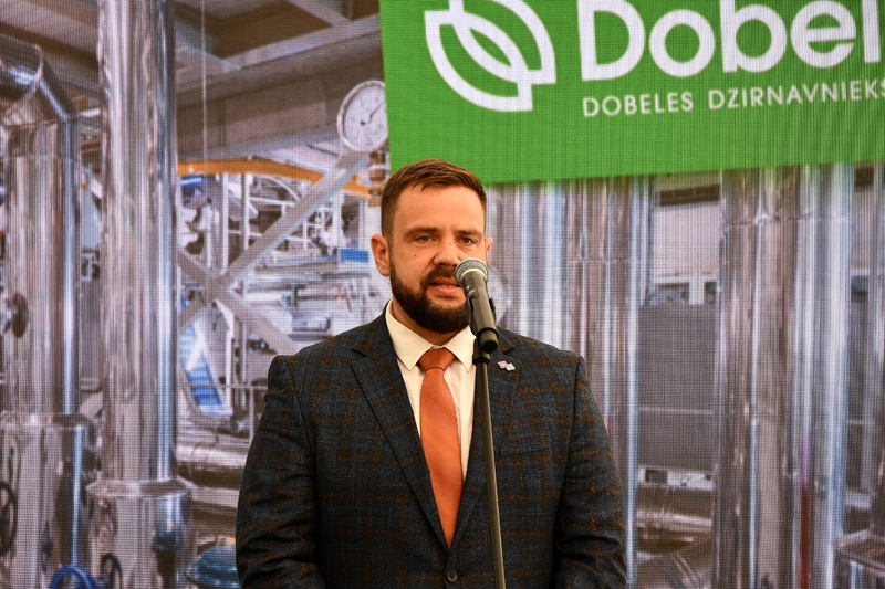 Pagājušajā nedēļā ekonomikas ministrs Jānis Vitenbergs piedalījās akciju sabiedrības “Dobeles dzirnavnieks” divu jaunu ražotņu –  bioloģisko graudaugu pārslu un inovatīvas pastas ražotnes – atklāšanā.
Autors: Ivars Bogdanovs