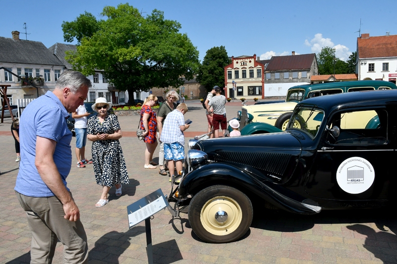 Bauska bija pirmā vieta, uz kurieni devās Rīgas Motormuzejs ar trim automobiļiem – «Citroen 11B», «Chevrolet Master» mod. «DA» un «Dodge-D5 DE LUXE». Mūsu pilsēta par akcijas pirmo pieturas punktu nav izvēlēta nejauši – tieši šeit atrodas Rīgas Motormuzeja filiāle.
Autors: Ivars Bogdanovs