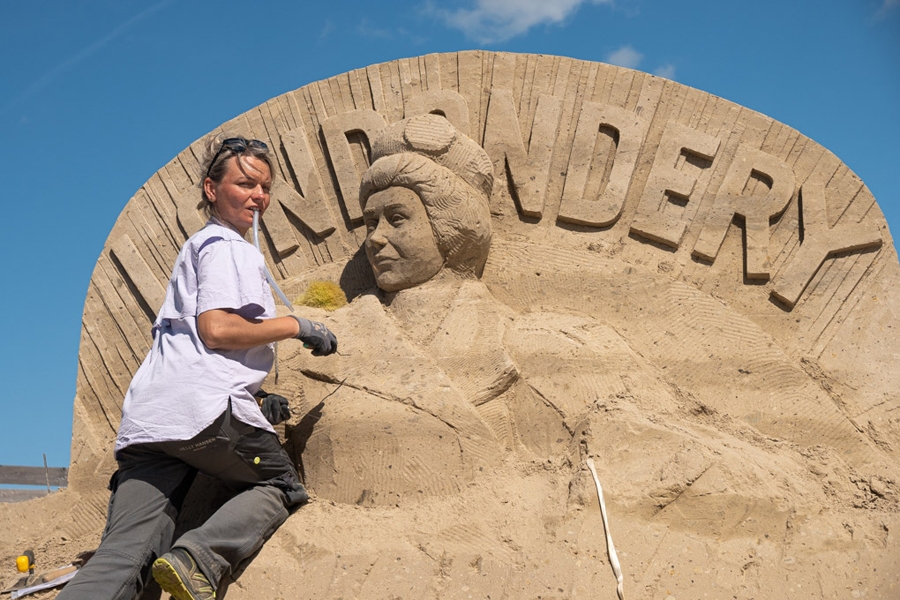 Sanitas Rāviņas veidotā skulptūra veltīta Annai Kopčovskai, kura dzimusi Rīgā, bet 23 gadu vecumā veikusi ceļojumu apkārt pasaulei ar velosipēdu, izmantojot Annijas Londonderijas vārdu.
Autors: R. Antropovs