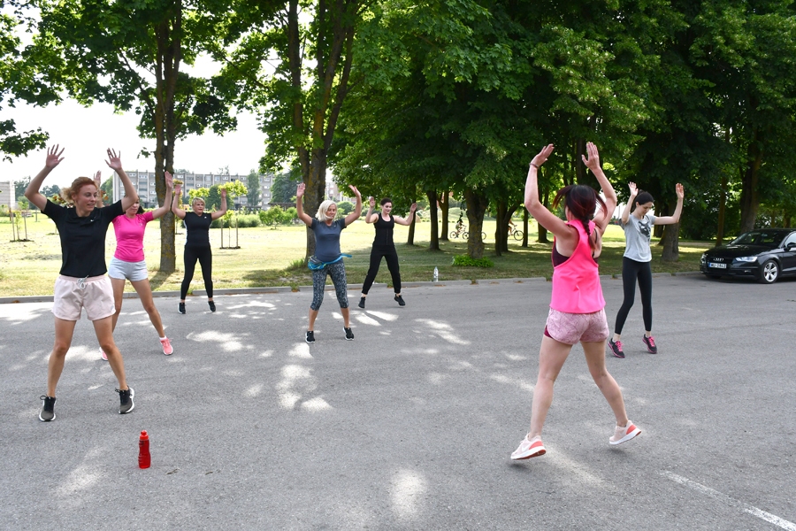 Pie Īslīces kultūras nama vingrotājas izdejo zumbu.
Autors: Ivars Bogdanovs