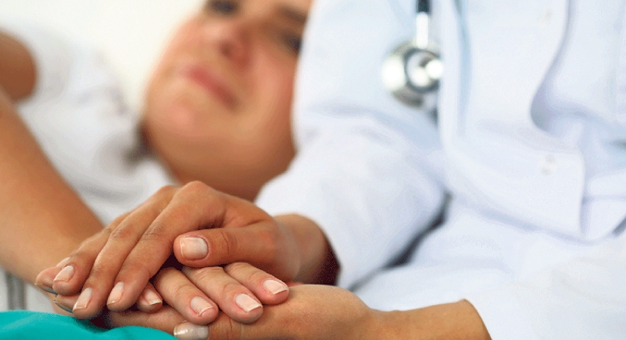 Atklājot ļaundabīgu audzēju, svarīga ir ne tikai pacienta medicīniskā aprūpe, bet arī emocionāls atbalsts. Palīdzība nepieciešama arī viņa ģimenei un citiem iesaistītajiem cilvēkiem.
Autors: no Blog.johnsonmemorial.org.