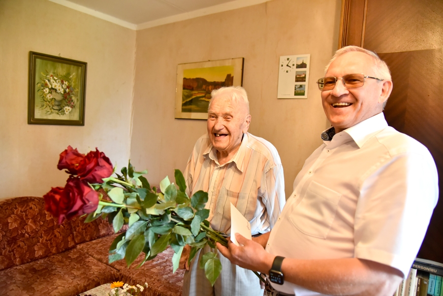 Kārlis Zālītis (no kreisās) jauno Bauskas novada domes priekšsēdētāju Aivaru Okmani sagaidīja pozitīvā noskaņojumā.
Autors: Uldis Varnevičs