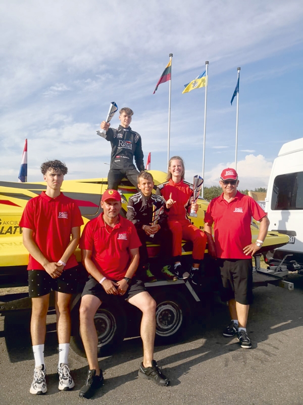 Daļa no baušķenieku komandas sacensībās Lietuvas pilsētā Kupišķi.
Autors: no A. Slaktera albuma.