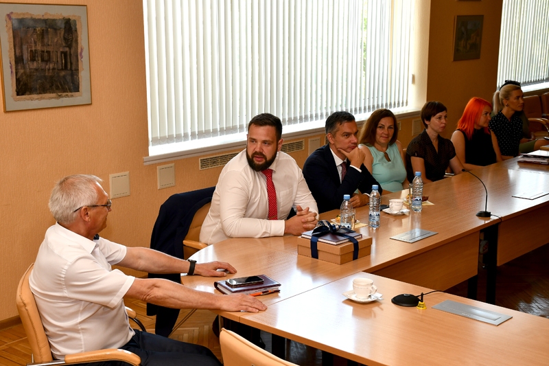 Jānis Vitenbergs (otrais no kreisās) un Raimonds Aleksejenko(trešais no kreisās)  tiekas ar Bauskas novada domes vadītāju Aivaru Okmani un pašvaldības speciālistiem.
Autors: Ivars Bogdanovs