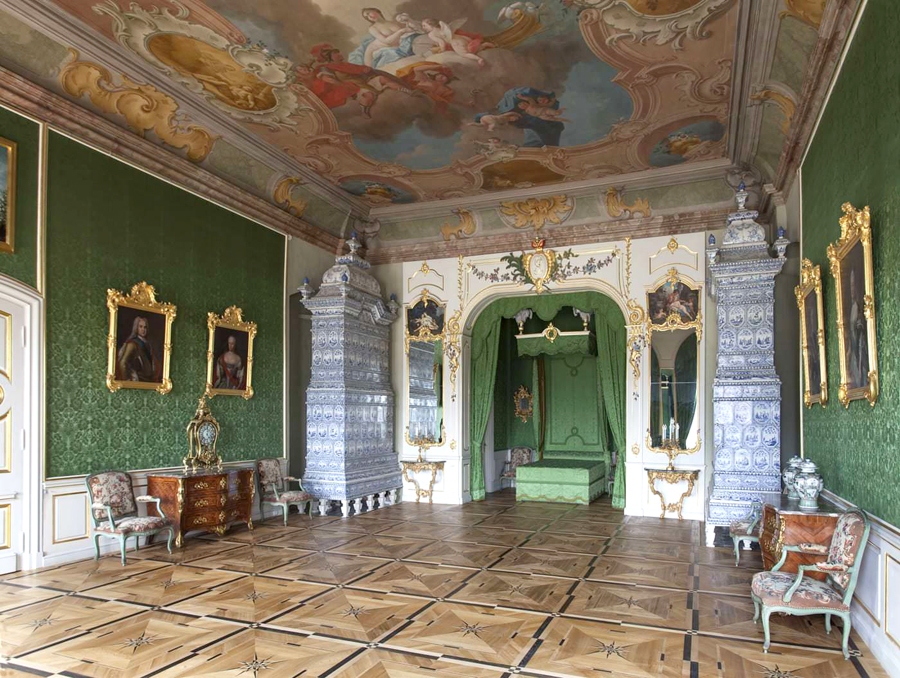 Hercoga parādes guļamistaba. Tikai 2005. gadā ar Kurzemes prinča Ernsta Johana Bīrona atbalstu bija iespējams restaurēt parketu, ko 1739. gadā pēc F. Rastrelli meta darinājis Johans Baptists Egers. Tas ir sarežģītākais parkets Rundāles pilī, turklāt nozīmīgākais baroka parkets visā Latvijā. Bez gida šis fakts paslīdētu garām.
Autors: no rundale.net.