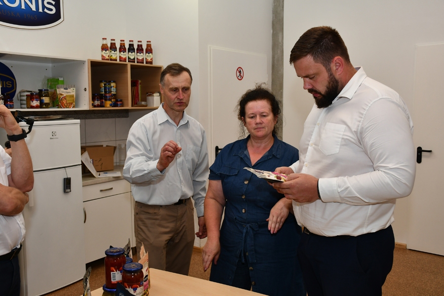 Uzņēmuma «Kronis» valdes loceklis Aivars Svarenieks (no kreisās) un tirdzniecības pārstāve Ilze Krusta iepazīstina ministru J. Vitenbergu (no labās) ar produkciju.
Autors: Ivars Bogdanovs