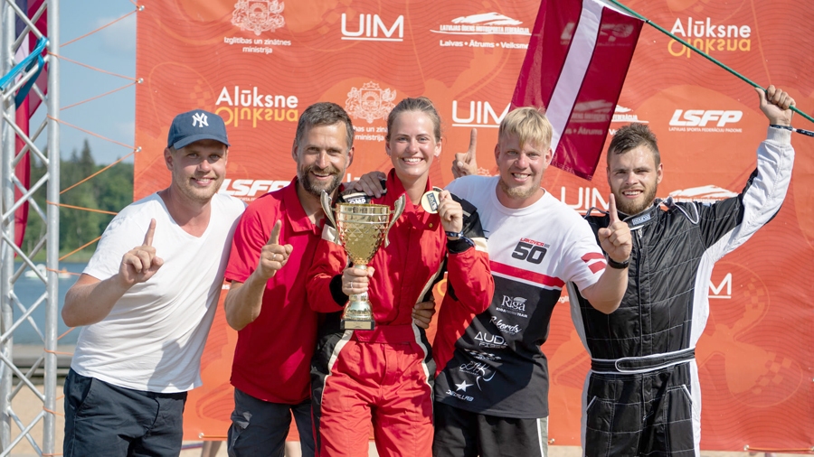 Laura Lakoviča-Lakovica kopā ar savu atbalsta komandu. Foto
Autors: no komandas «Mēmeles sports» albuma.