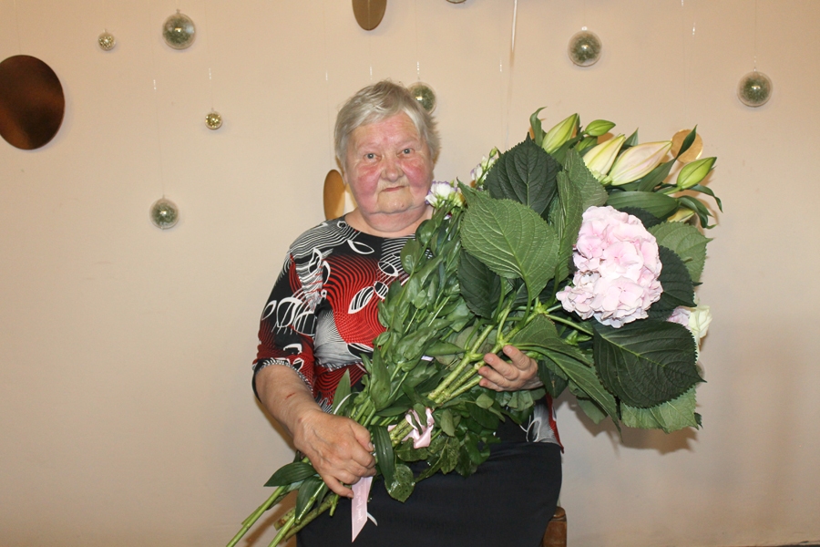 Ruta Bartaša ziedu klēpja aizsegā 80. dzimšanas dienas svinību reizē. Foto
Autors: no jubilāres albuma.