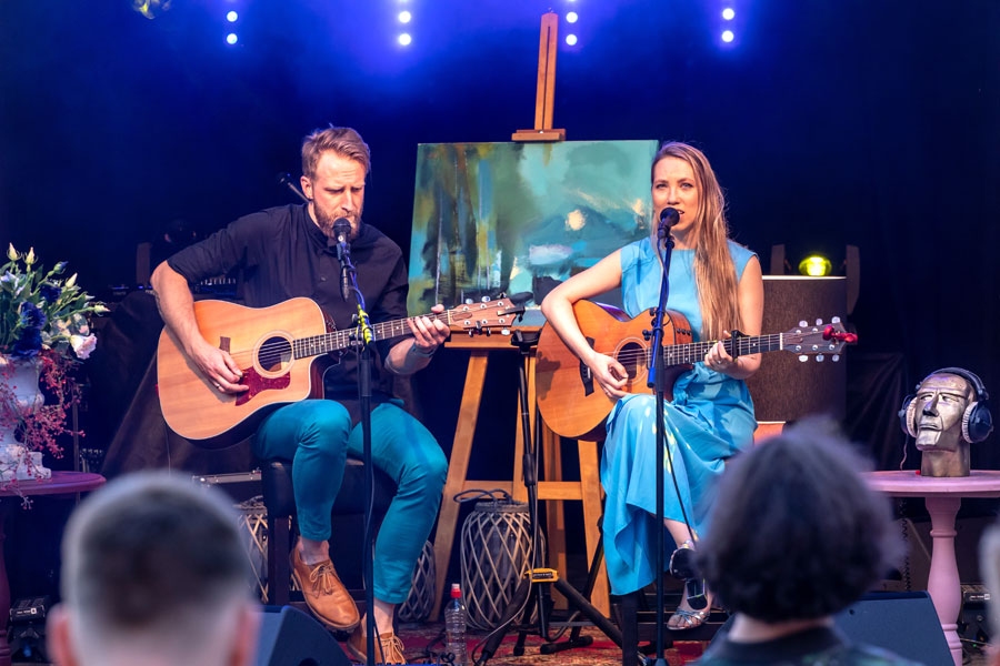 Notikumu pagalma «Pulsēta» atklāšanā pērn duetā uzstājās populārās pašmāju grupas «Astro’n’out» soliste Māra Upmane-Holšteine un grupas ģitārists Juris Kalnišs. Šovasar, 24. jūlijā, «Astro’n’out» atkal būs «Pulsētā».
Autors: Ģirts Donerblics, no «Bauskas Dzīves» arhīva.