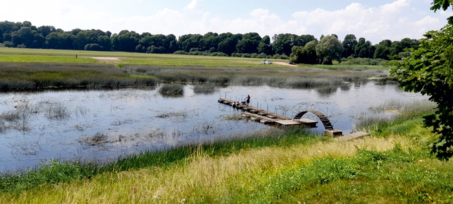 Šonedēļ tika samontēts un beidzot uzstādīts gājēju tiltiņš Mežotnē, kas savieno abus Lielupes krastus. Attēlā – tiltiņa «būvēšanas» brīdis.
Autors: Zigurds Kalējs