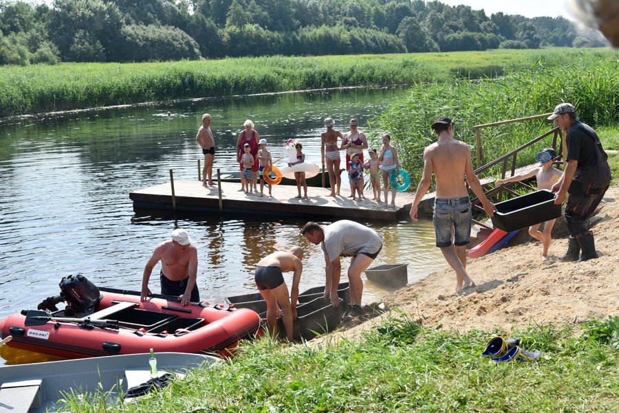 Vislielāko interesi mazo līdaku ielaišana upē izraisīja Uzvaras ciema peldētavā.